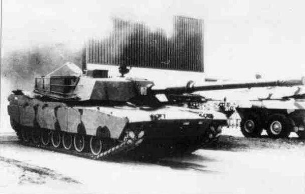 Снимок легкой системы 120-мм танкового основного вооружения ХМ-291, установленной на танке / "Абрамс" (1987г.). У нее длиннее ствол и больше камора, чем у стандартной 120-мм гладкоствольной пушки М-256. 
