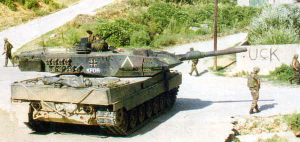 Танк "Леопард-2А5" германских сухопутных войск участвует в операциях по поддержанию мира в Косово. Многочисленное присутствие этих танков является значительным средством сдерживания агрессии 