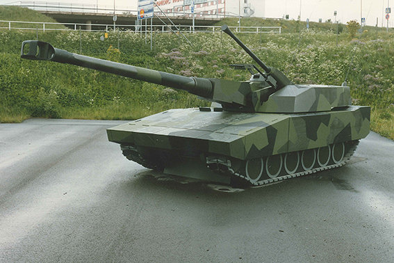 До последнего времени шведы демонстрировали традицию создания конструкций танков, которые отличались низким профилем, или безбашенных конструкций. На снимке показан предлагаемый танк Strv-2000 от которого отказались в пользу зарубежного варианта 