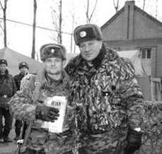 Буданов (справа) с начальником штаба полка подполковником Иваном Федоровичем под Дубаюртом. Фото автора