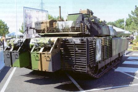 Рисунок 2 - Французский танк «Леклерк» с комплектом оборудования
для ведения боевых действий в населенных пунктах AZUR.

