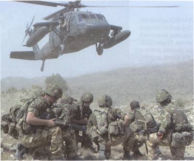 Рис. 7. Вертолет BLACKHAWK UH-60 сухопутных войск США готовится при-нять на борт британскую группу десантно-диверсионных  подразделений морской пехоты "командос" во время операции "Buzzard"
