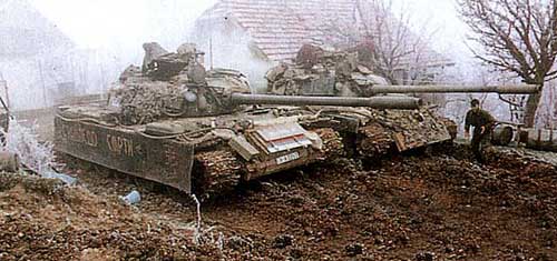 Танки Т-55 сербской армии с импровизированным дополнительным бронированием, 1995 г