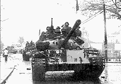 Северовьетнамские танки Т-54Б из 574-го бронетанкового полка на главной улице
г. Да-Нанг, 17 марта 1975г.

