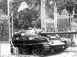 Северовьетнамский Т-54Б №833 из 202-й бронтанковой бригады въезжает во двор Президентского дворца в Сайгоне, 30 апреля 1975г.