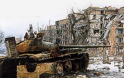 Сгоревший Т-62 внутренних войск после боев в Грозном во время второй чеченсккой кампании 