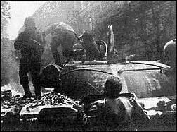 Советские танки T-55 в Праге, 1968 г. Экипаж сбивает пламя с крыши МТО после того как в танк попала бутылка с зажигательной смесью