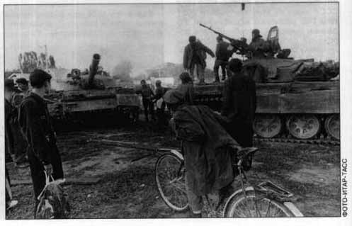 В Аргуне, захваченном войска¬ми Д.Дудаева, сентябрь 1994 года.
Справа — Т-72& из состава танкового полна «чеченской ар¬мии», слева — подбитый Т-62 оппозиционеров
