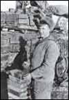 Снаряжение ВВ блоков динамической защиты танка Т-72Б1 перед боями за южную часть Грозного на улице Ноя Баучидзе и площади «Минутка». Январь 1995 г.» (фото из архива музея «Шурави»).
