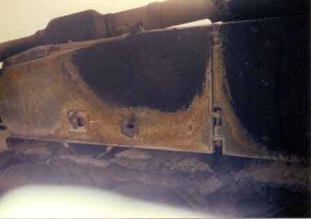Уничтоженный танк «Абрамс» пораженный в борт.

