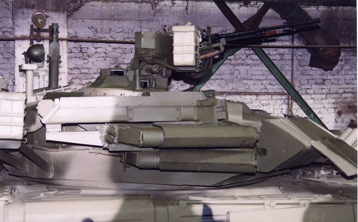 КАЗ «Дрозд» на танке «Объект 478БЭМ1» перед поставкой в США (завод им. Малышева).