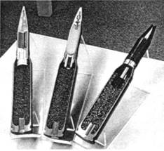 30×173-мм снаряд KETF ABM PMC 308 с взрывателем AHEAD (слева) показан рядом со снарядами кинетического действия  ТР-Т и APFSDS-T РМС 287.