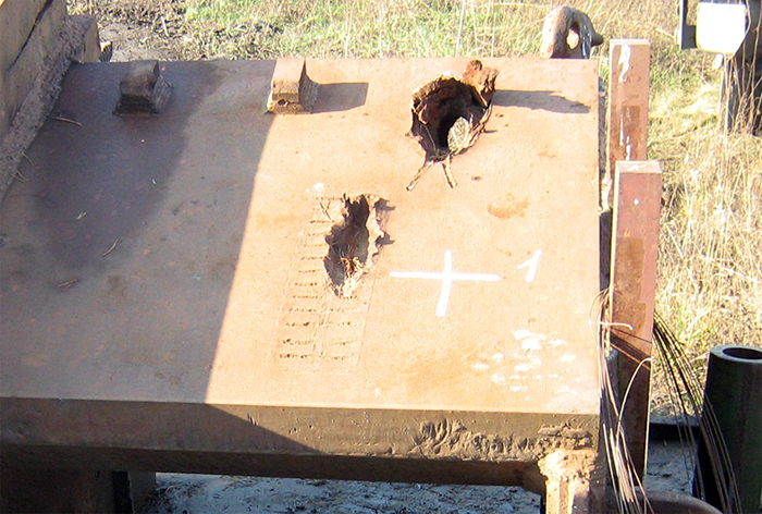 На фото слева – место попадания ОПС в броневую плиту защищенную модулем «нож». Видны следы срабатывания удлиненных кумулятивных зарядов модуля «Нож». Справа – пробитие БПС  не защищенную ДЗ.

