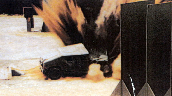 На этом снимке видна мощность взрыва одной из мин на дороге слева от "Хаммера". Речь идет о подрывах, проходивших в США с целью проведения испытаний