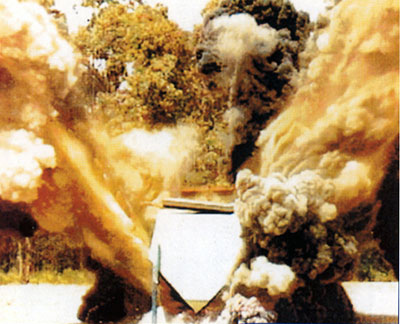 Рис. 14. Зрелищный взрыв мины массой 7 кг под V-образным днищем машины Timoney. С одной и с другой стороны от корпуса ясно различим газ от взрыва 