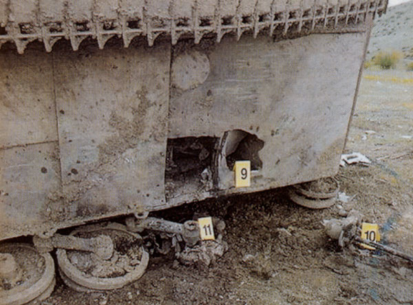 Рис. 17. 13 апреля 2001 года английская бронированная разведывательная машина Scimitar подорвалась на мине югославского производства ТМА-3 недалеко от местечка Krivenik (Косово). Машина перевернулась, гусеницы разорваны, а под местом водителя образовалась огромная дыра. Итог: один человек мертв и двое тяжело ранены. Из-за взрыва мины в земле образовалась воронка около 90 см глубиной и 1,5 м в диаметре. На поле было обнаружено около 60 мин, оставленных югославской армией. Русские при разминировании этой зоны нашли только три мины, остальные были обнаружены спустя время при других обстоятельствах боевыми частями UСК