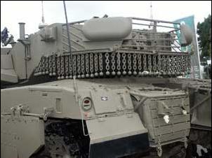 На фото задняя часть башни танка «меркава» с установленным КАЗ Trophy