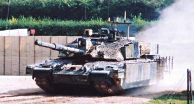 Рисунок 1 – Один из последних танков Challenger 2 имеет значительный ряд мер повышения живучести, включая решетчатые экраны
на корме.
