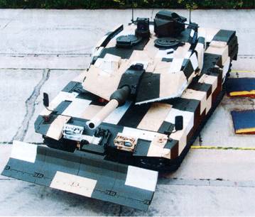 Танк Leopard 2 PSO, оснащенный установленным впереди бульдозерным отвалом, маскировкой для действий в населенных пунктах и дистанционно управляемой оружейной установкой, оснащенной 12,7-мм пулеметом.