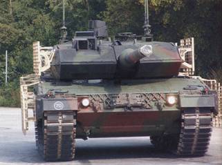Канадский танк Leopard 2А6М CAN во время испытаний в Германии, ясно видна стержневая броня, установленная на бортах корпуса и башни.