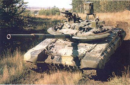 Модернизированный российский основной боевой танк Т-72М1, оснащенный динамической защитой и установленным на мачте блоком системы активной защиты «Арена».
