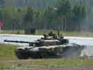 Танк Т-72Б входит на минное поле