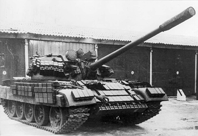Т-55А № Д07ГТ3371П выпущенный Омским машиностроительным заводом в июле 1976 г. Оборудован КДЗ «Контакт» в 1982 г. для государственных испытаний