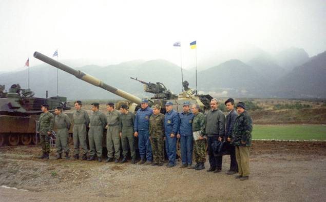 Греческий и украинский экипажи танка Т-84