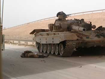 Иракский Т-72, покинутый экипажем.