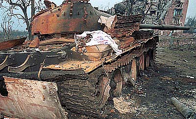 Сгоревший Т-62 внутренних войск после боев в Грозном во время второй чеченсккой кампании 