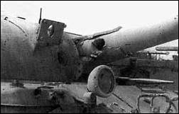 О накале боев свидетельствует этот снимок египетского танка, получившего попадание бронебойного снаряда прямо в ствол орудия.
