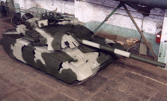 КАЗ «Дрозд» на танке «Объект 478БЭМ1» перед поставкой в США (завод им. Малышева)