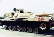 – Подбитый танк М1А1, видно поражение катков бронебойным подкалиберным снарядом.